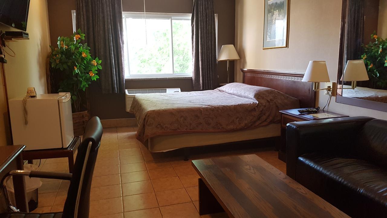 Chomedey Inn ลาวาล ภายนอก รูปภาพ