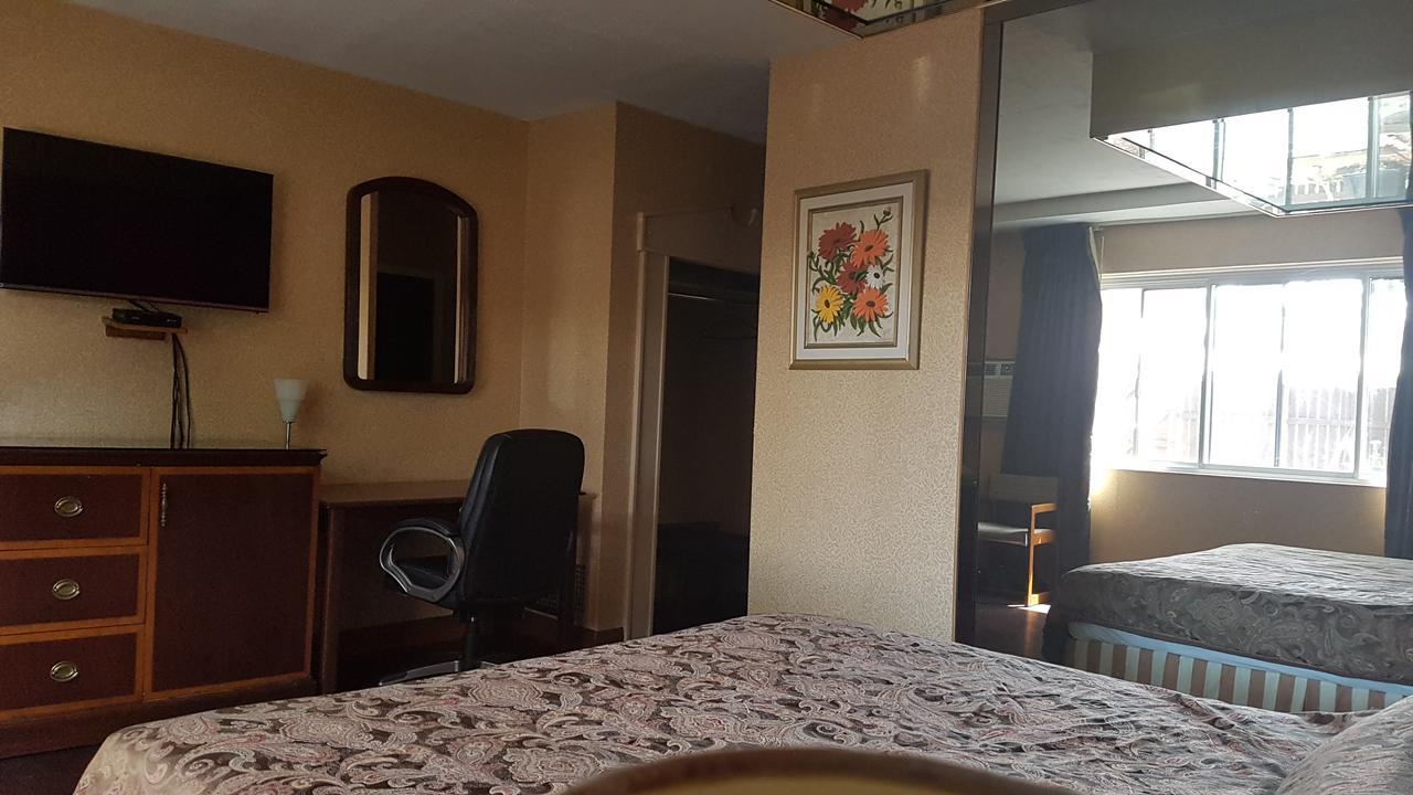 Chomedey Inn ลาวาล ภายนอก รูปภาพ