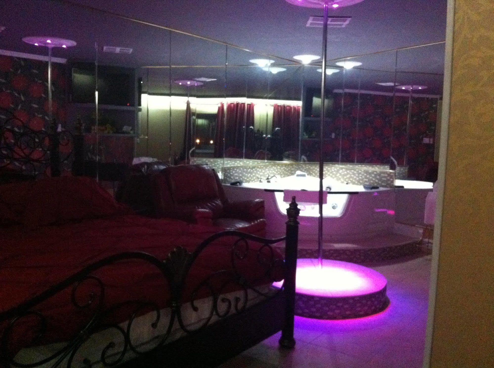 Chomedey Inn ลาวาล ภายนอก รูปภาพ