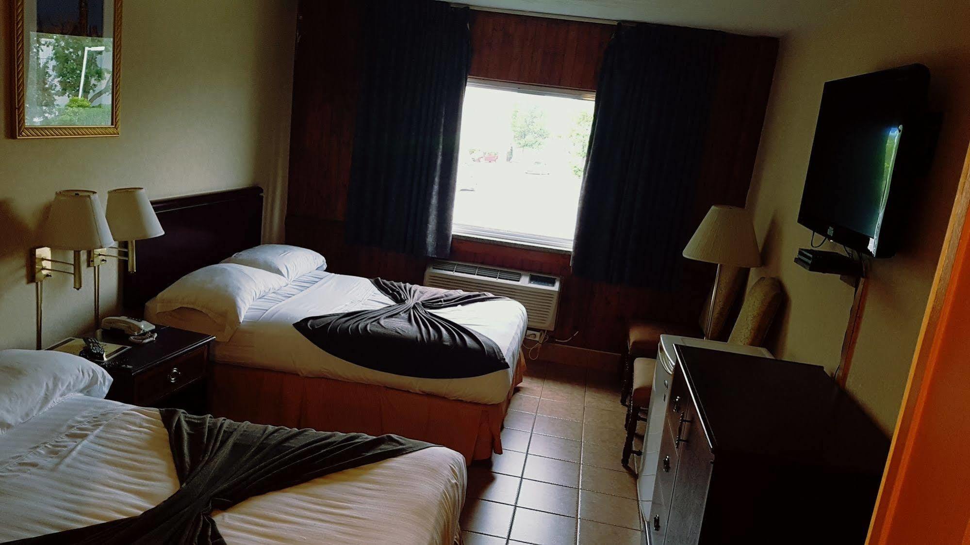Chomedey Inn ลาวาล ภายนอก รูปภาพ