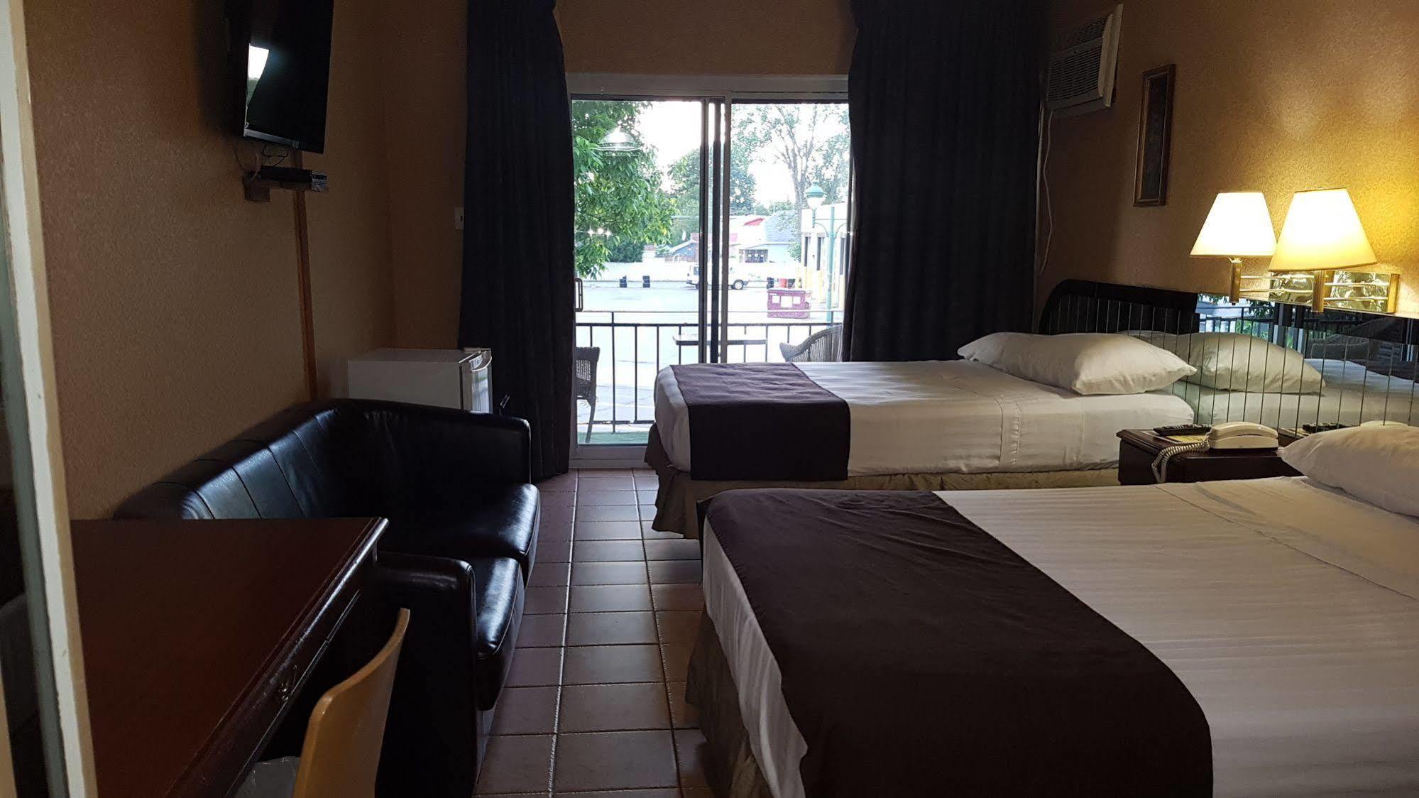Chomedey Inn ลาวาล ภายนอก รูปภาพ