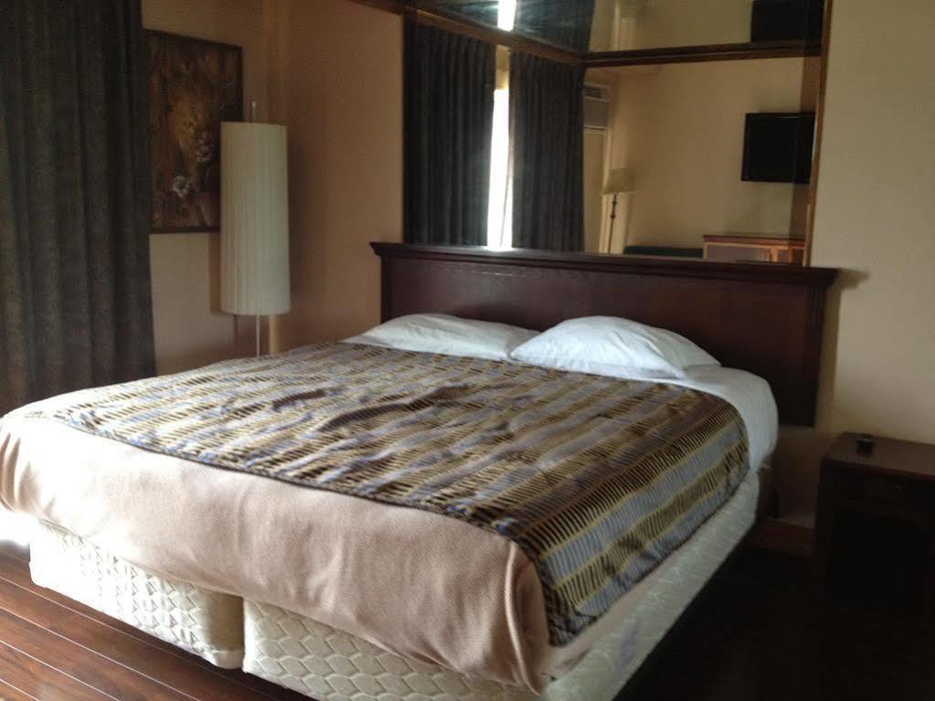 Chomedey Inn ลาวาล ภายนอก รูปภาพ