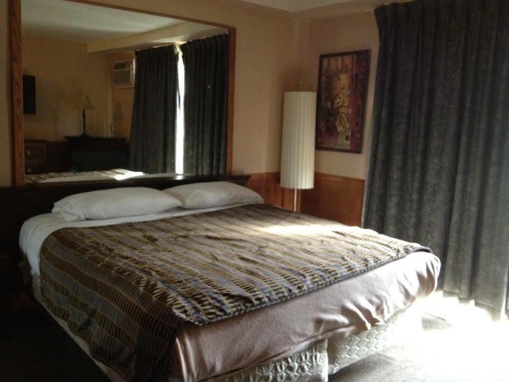 Chomedey Inn ลาวาล ภายนอก รูปภาพ