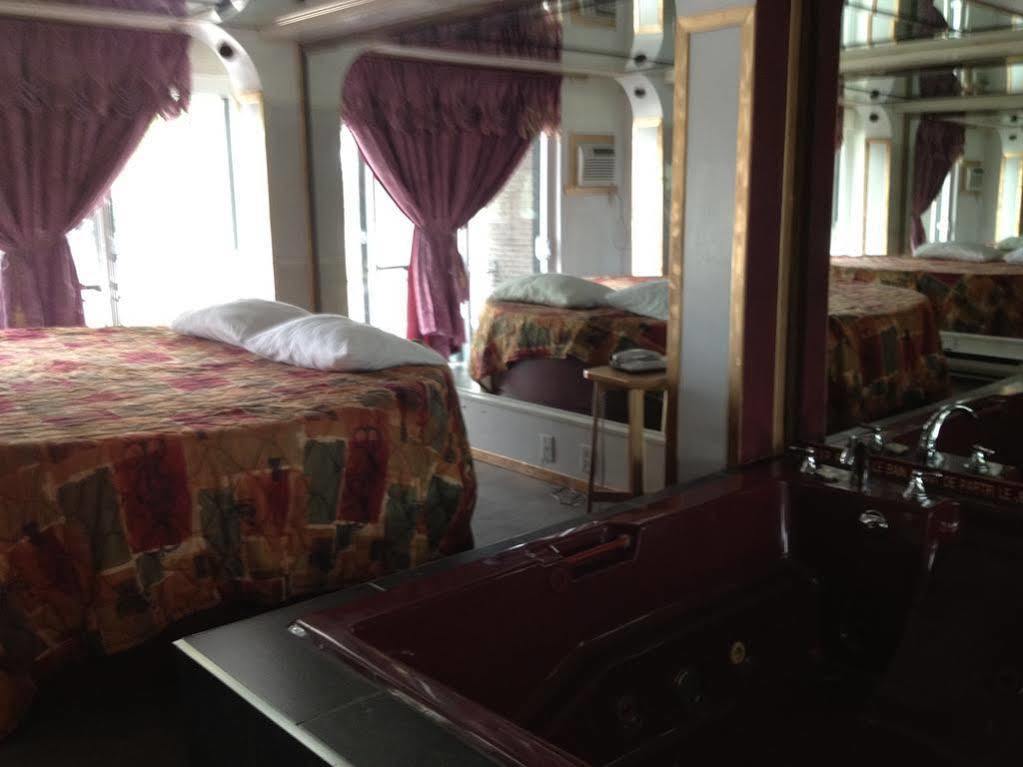Chomedey Inn ลาวาล ภายนอก รูปภาพ