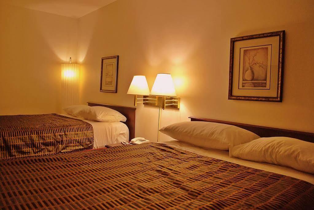 Chomedey Inn ลาวาล ภายนอก รูปภาพ