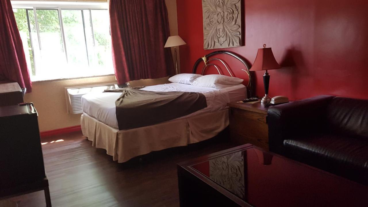 Chomedey Inn ลาวาล ภายนอก รูปภาพ