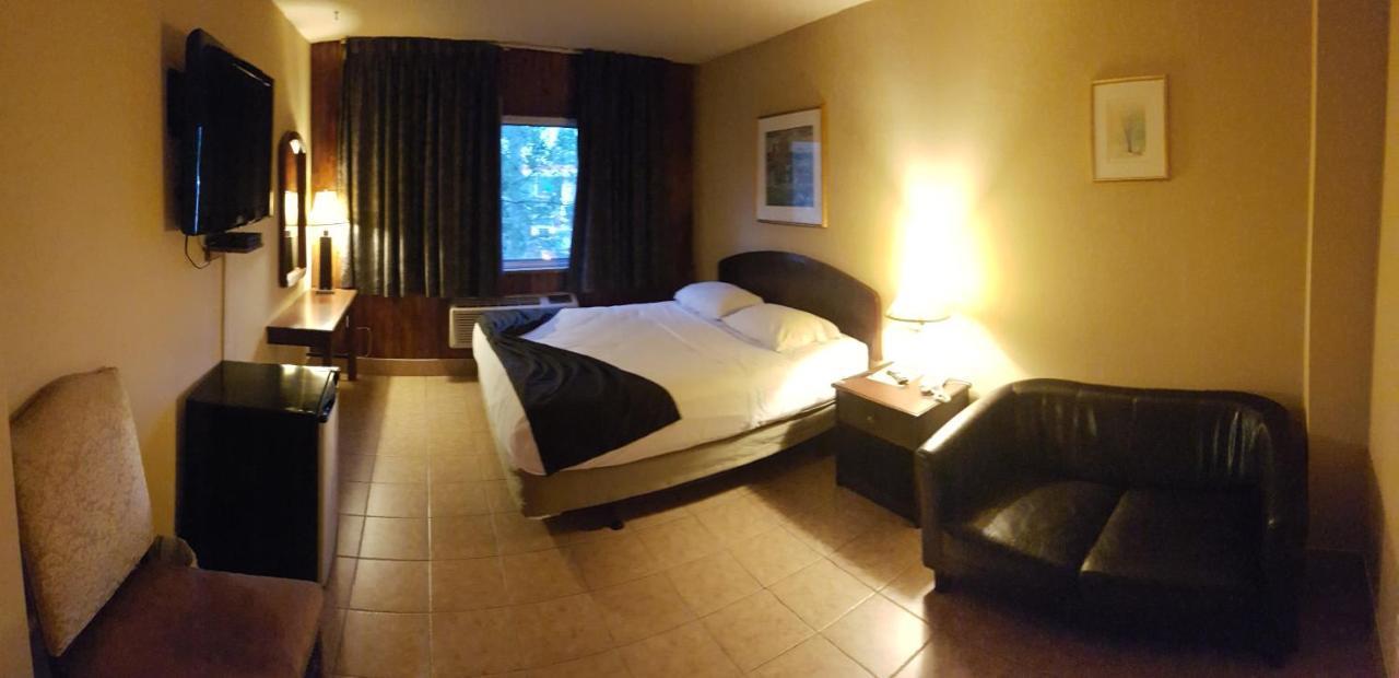 Chomedey Inn ลาวาล ภายนอก รูปภาพ